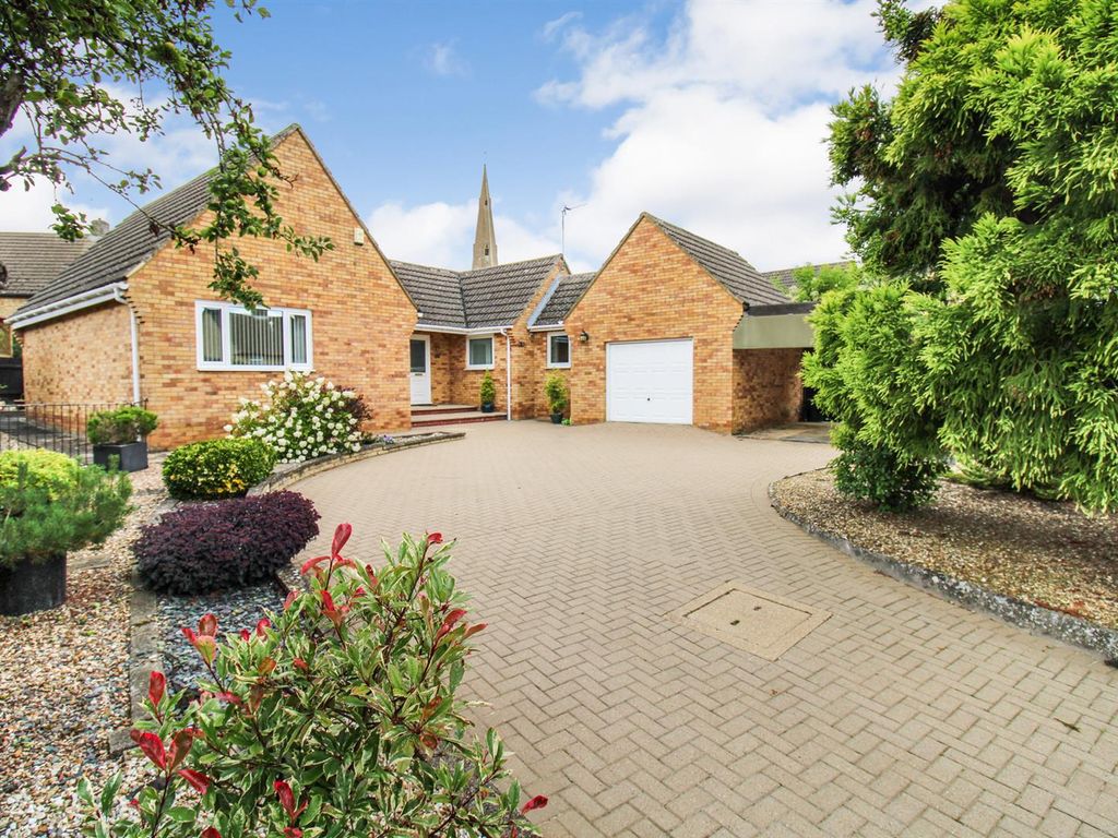 3 bed detached bungalow for sale in Willow Lane, Stanion, Kettering