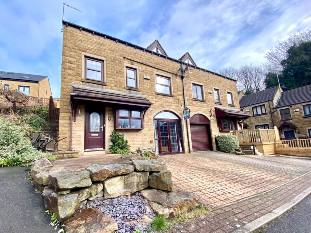 3 bed semidetached house for sale in Grove Nook, Longwood