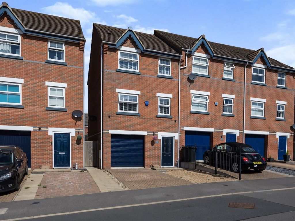 4 bed town house for sale in Greenhalgh Crescent, Ilkeston DE7 Zoopla