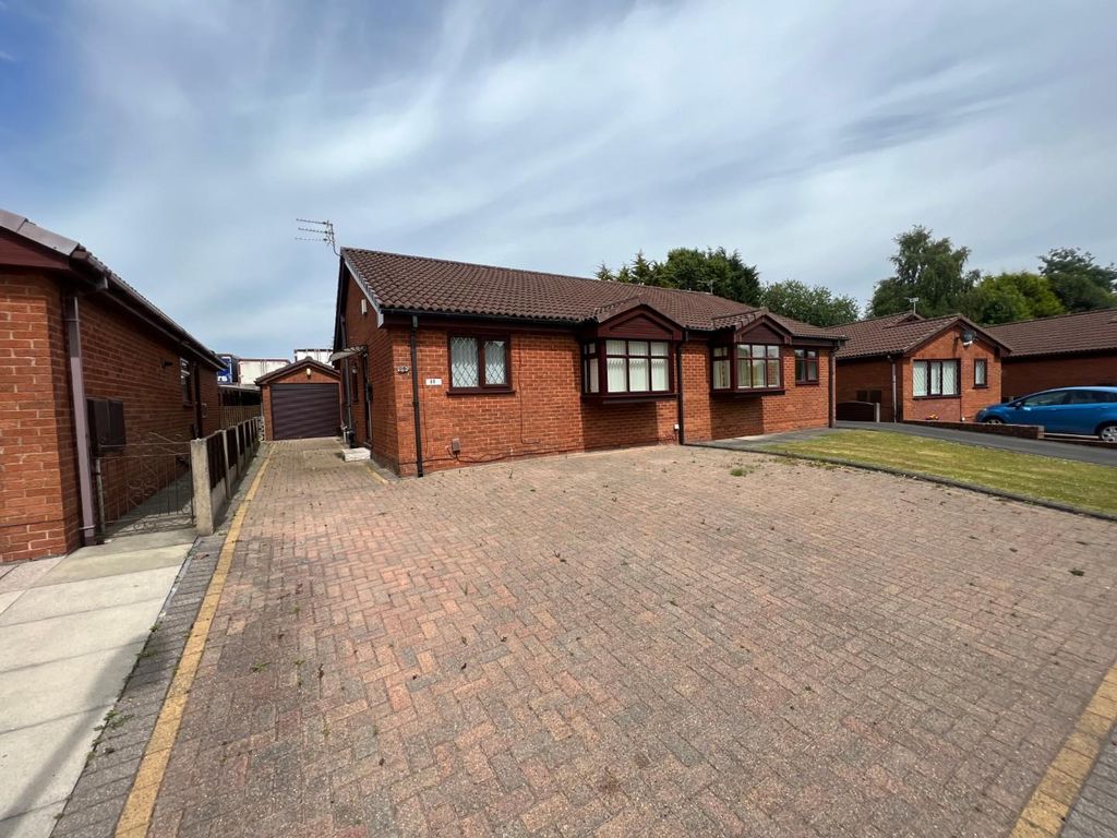 2 bed semidetached bungalow for sale in Park Avenue, Radcliffe