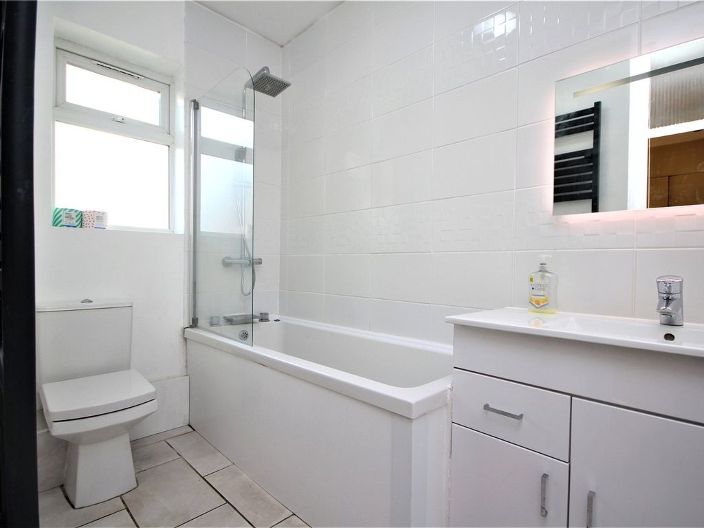 2 bed flat to rent in South Street, Lancing, West Sussex BN15, £1,250