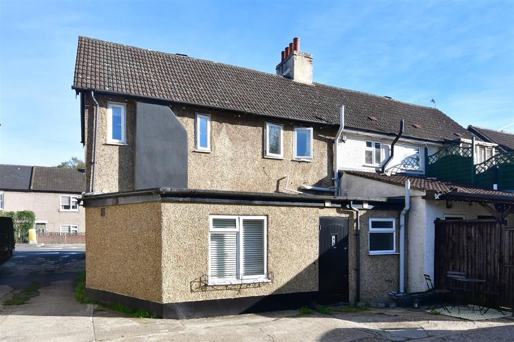 2 bed for sale in Brighton Road, Coulsdon, Surrey CR5, £