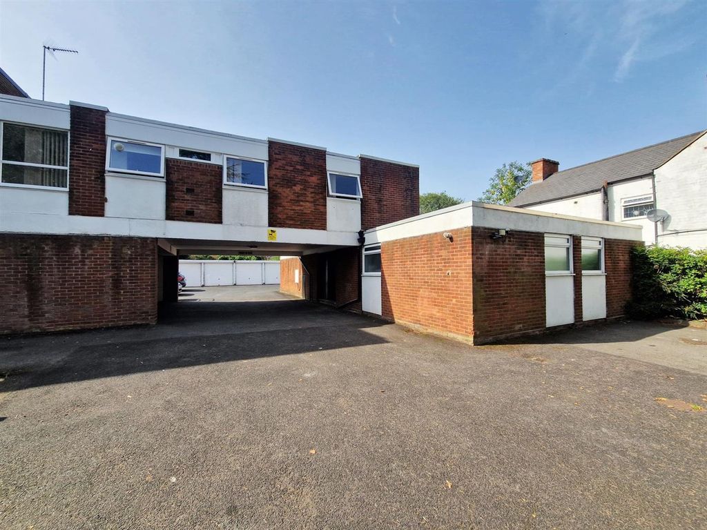 3 bed flat to rent in Bristol Road South, Northfield, Birmingham B31, £