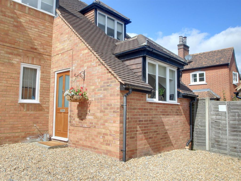 1 bed flat for sale in High Street, Kings Langley WD4, £260,000 Zoopla