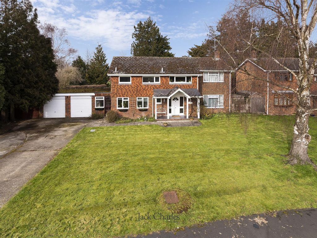 5 bed detached house for sale in Mascalls Park, Paddock Wood, Tonbridge