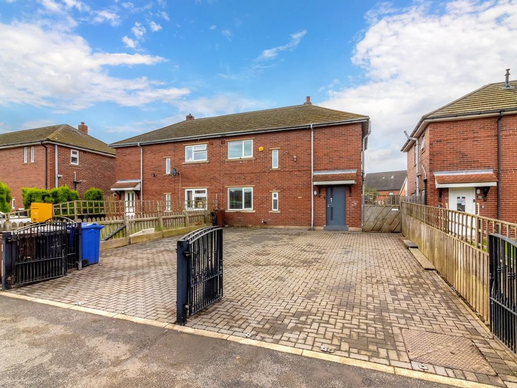 3 bed semidetached house for sale in Beverley Close, Barnsley S71, £