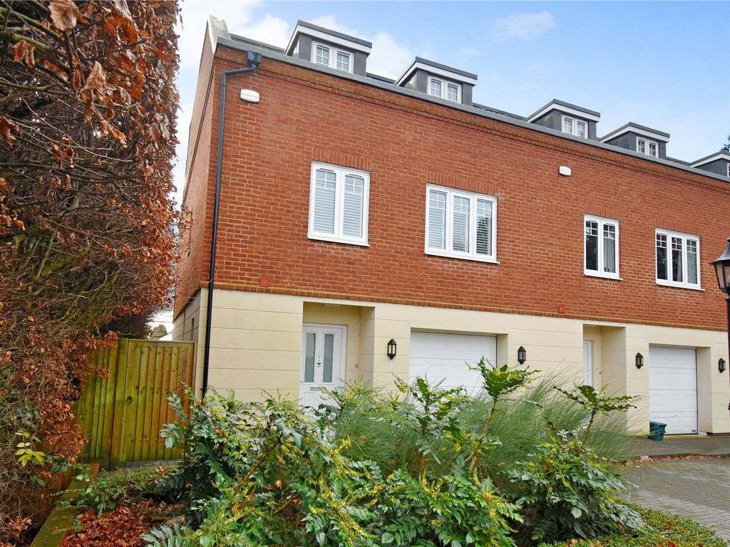 New home, 5 bed terraced house for sale in Shaw Hill, Shaw, Newbury
