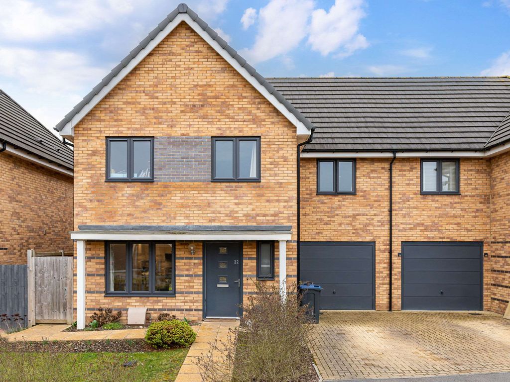 4 bed semidetached house for sale in Princes Avenue, Welwyn Garden