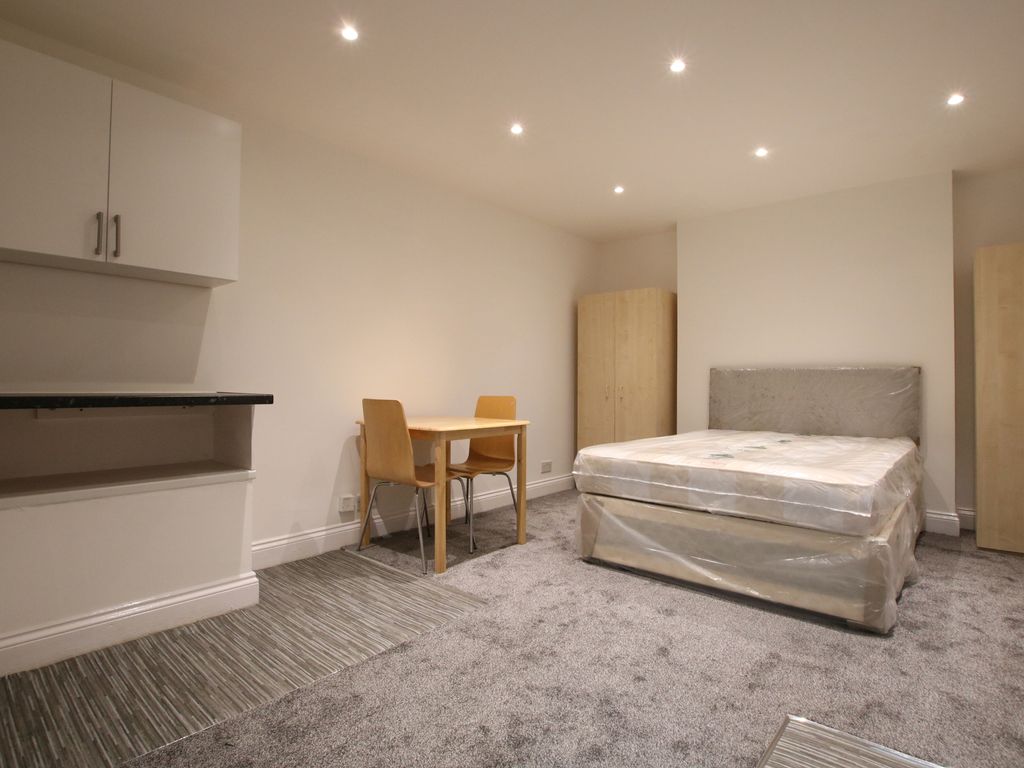 Studio to rent in St Pauls Avenue, Willesden Green, London NW2, £1,344
