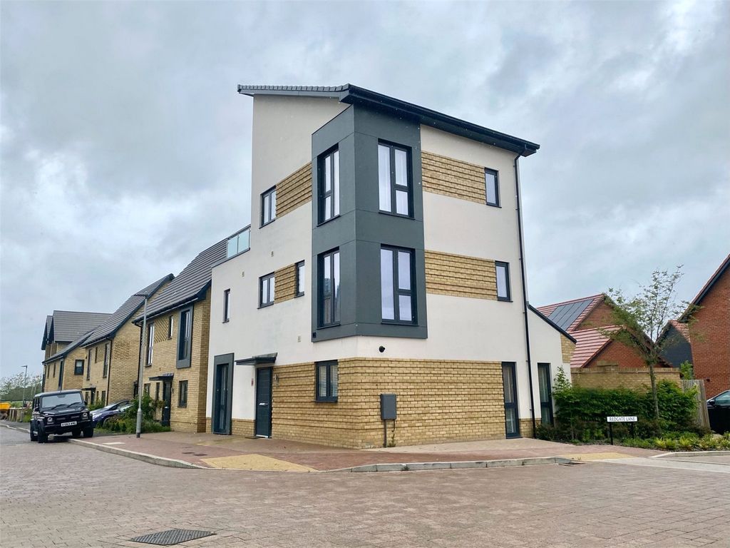 4 bed detached house for sale in Goodwood Crescent, Crowthorne