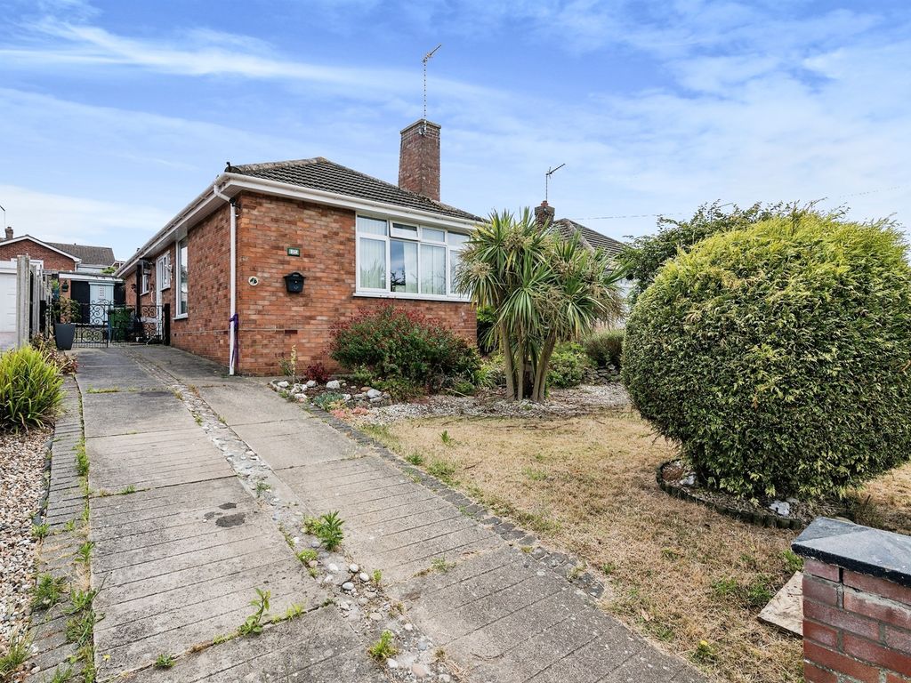 3 bed detached bungalow for sale in Orford Drive, Lowestoft NR32, £