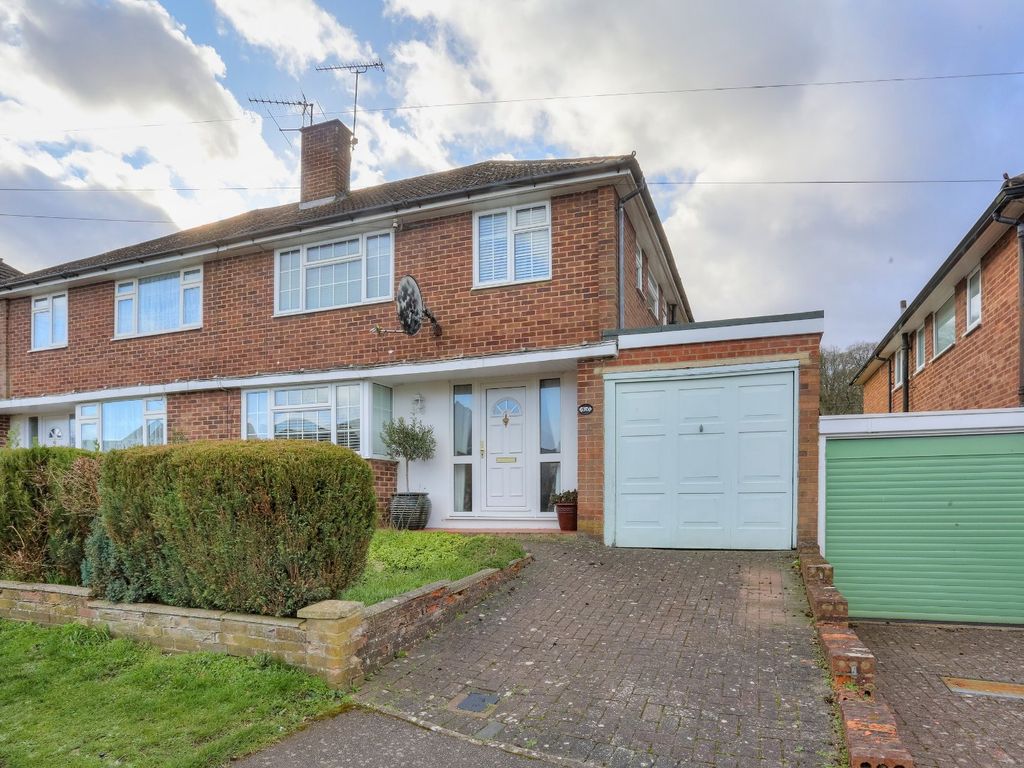 3 bed semidetached house for sale in Springfield Crescent, Harpenden