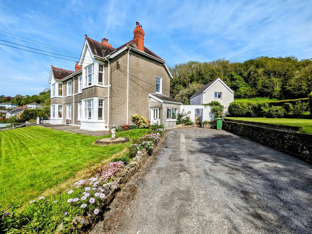 3 bed semidetached house for sale in Springfield Road, Carmarthen