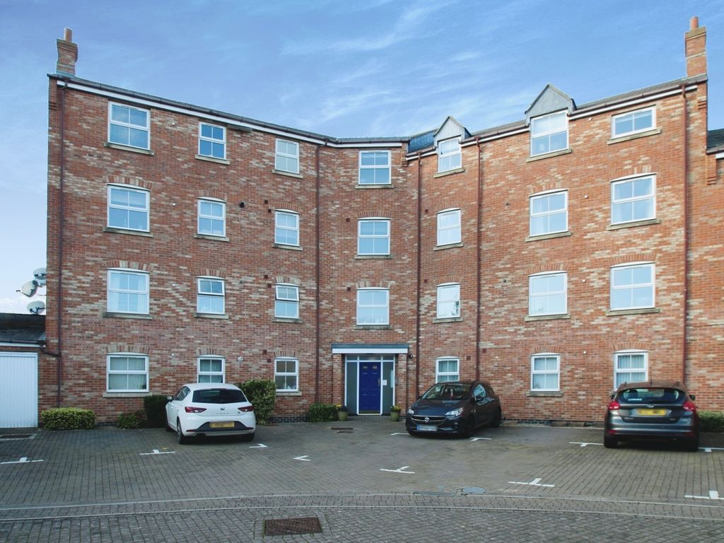 Crowell Mews, Fairford Leys, Aylesbury HP19  