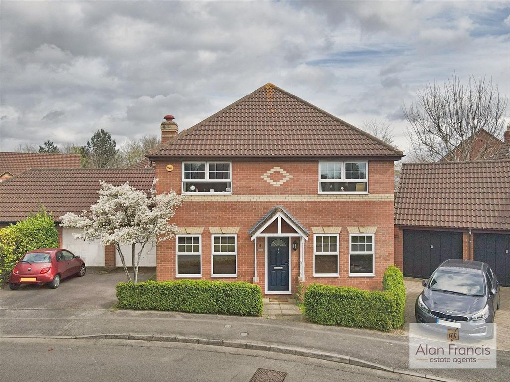 4 bed detached house to rent in Walton Road, Caldecotte, Milton Keynes