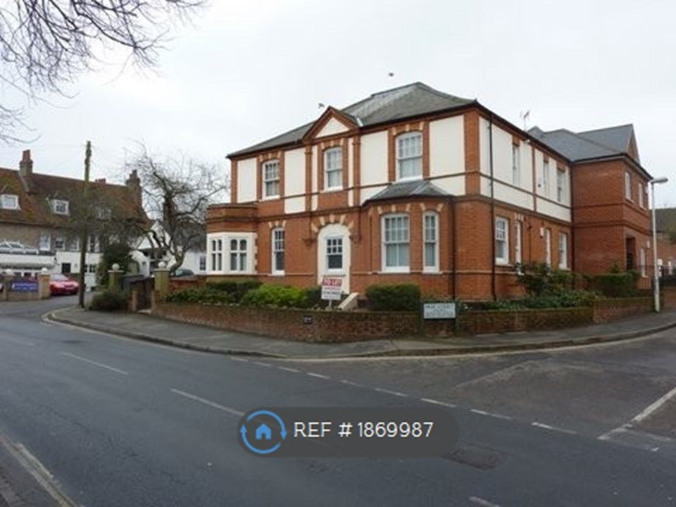 2 bed flat to rent in High Street, Great Baddow, Chelmsford CM2, £1,300