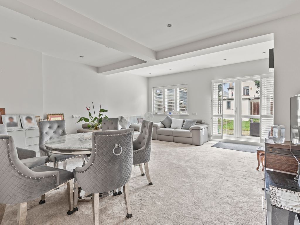 1 bed flat to rent in Boston Manor Road, Brentford TW8, £2,500 pcm Zoopla