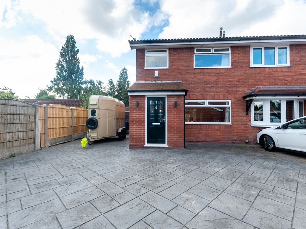 3 bed semidetached house for sale in Muirfield Close, Fearnhead