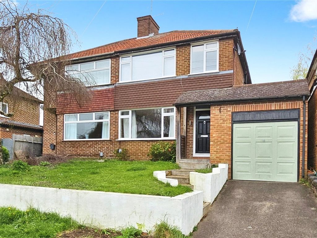3 bed semidetached house for sale in Fairway, Nash Mills, Hemel