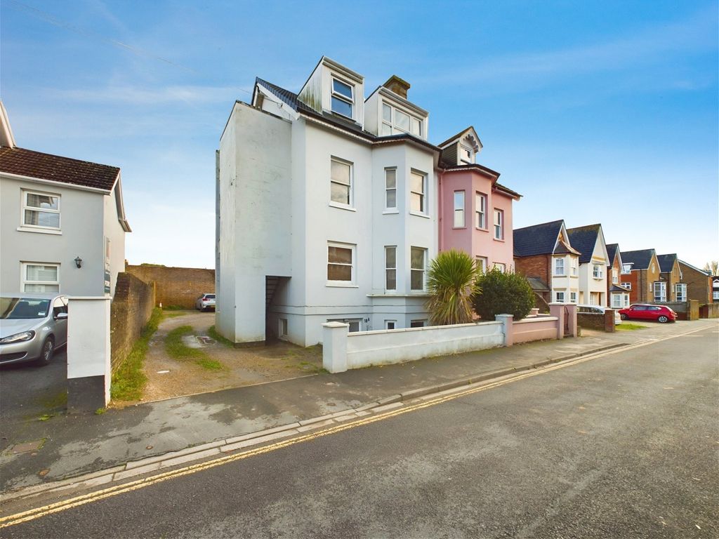 1 bed flat for sale in Bedford Road, Horsham RH13, £220,000 Zoopla