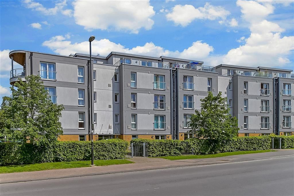 2 bed flat for sale in West Green Drive, West Green, Crawley, West