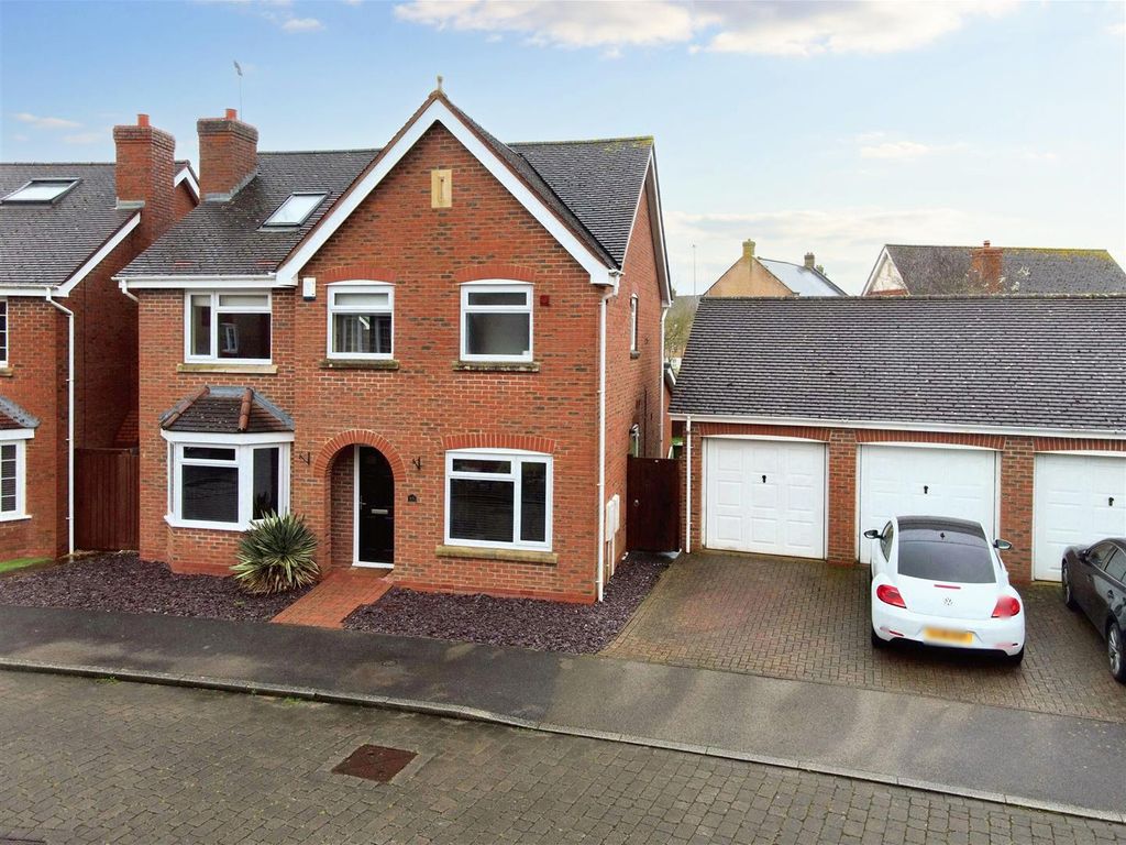 4 bed detached house for sale in Tiverton Crescent, Kingsmead, Milton