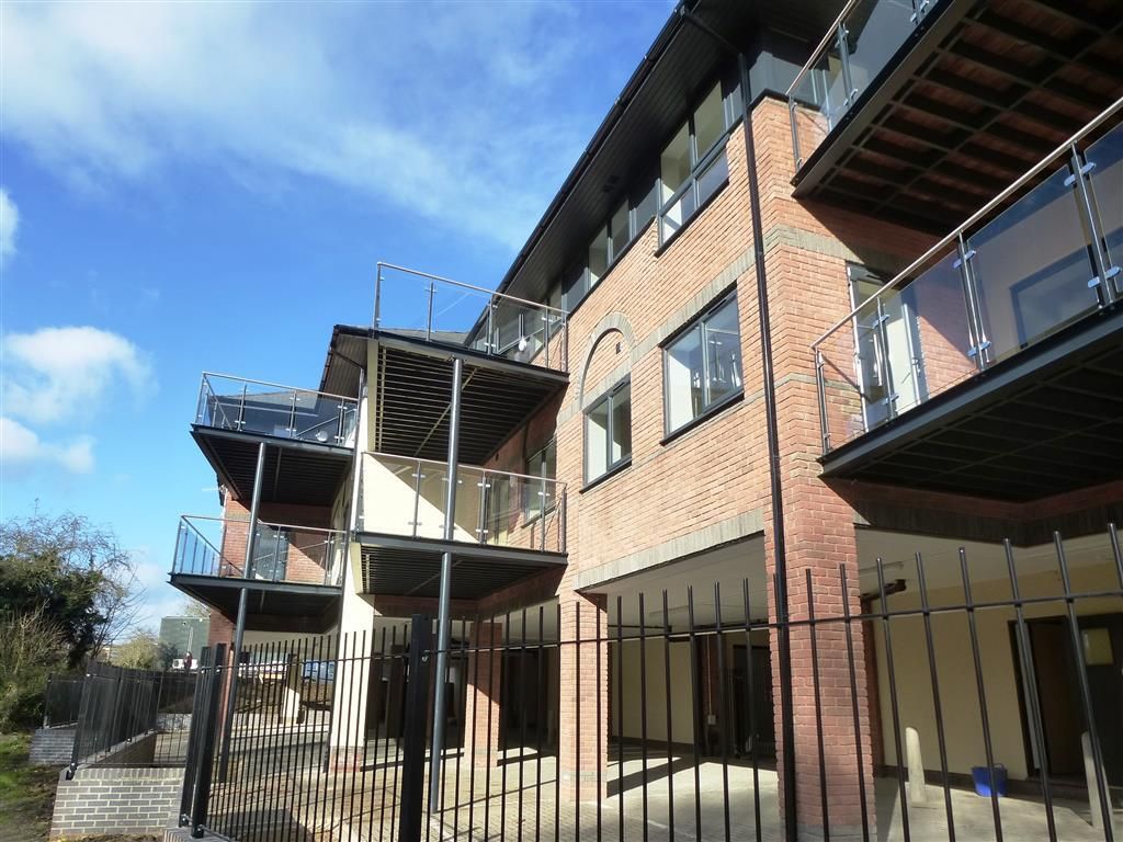 1 bed flat to rent in Clearway House Industrial Estate, Overthorpe Road