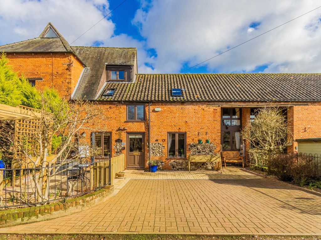 3 bed barn conversion for sale in Pit Lane, Swaffham PE37, £300,000