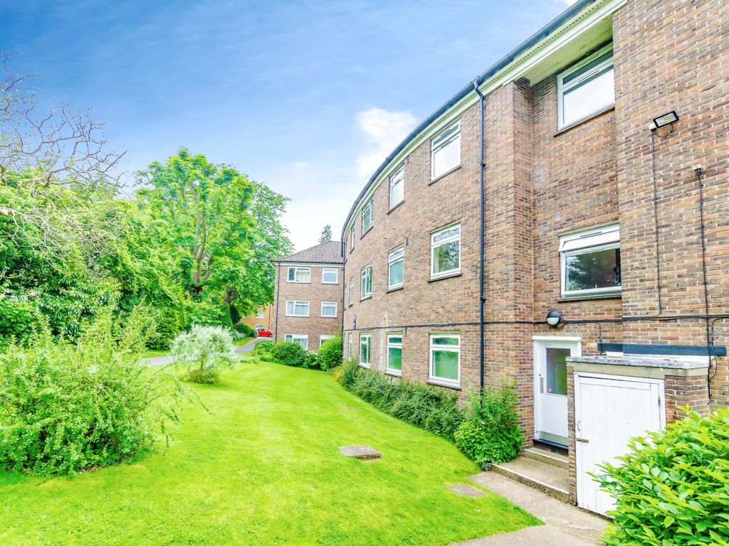 2 bed flat for sale in Lynden Hyrst, Road, Croydon CR0, £