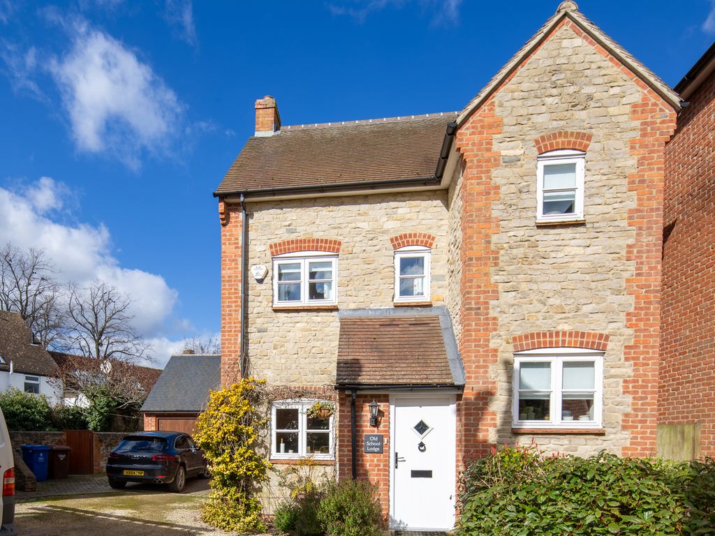 3 bed detached house for sale in Priory Lane, Bicester OX26, £450,000