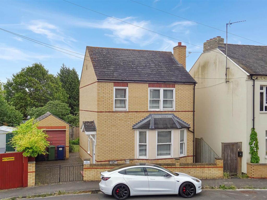 3 bed detached house for sale in Montreal Road, Cambridge CB1, £550,000