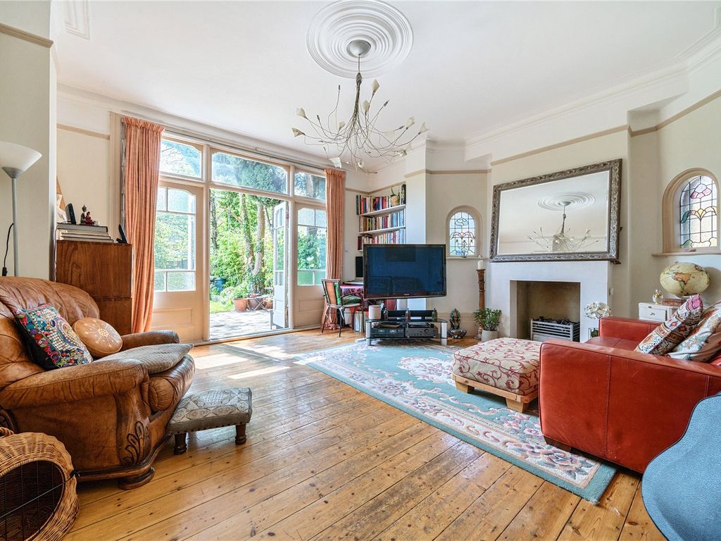 2 bed flat for sale in Fox Lane, Palmers Green, London N13, £575,000