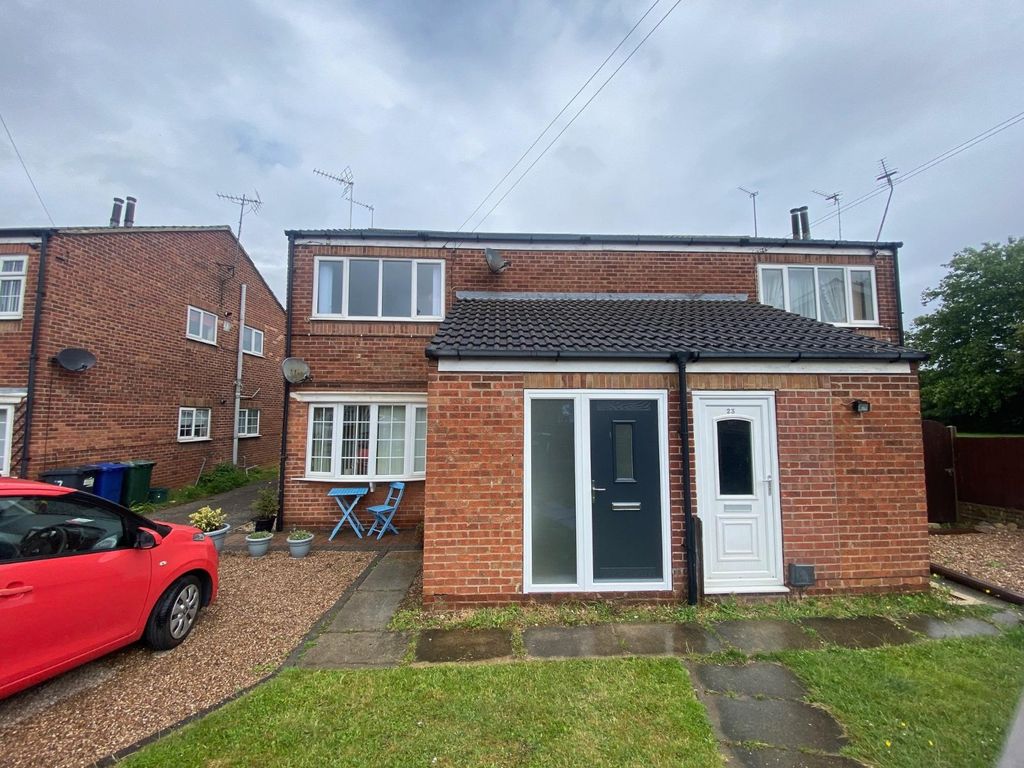 2 bed flat to rent in Handsworth Gardens, Armthorpe, Doncaster, South