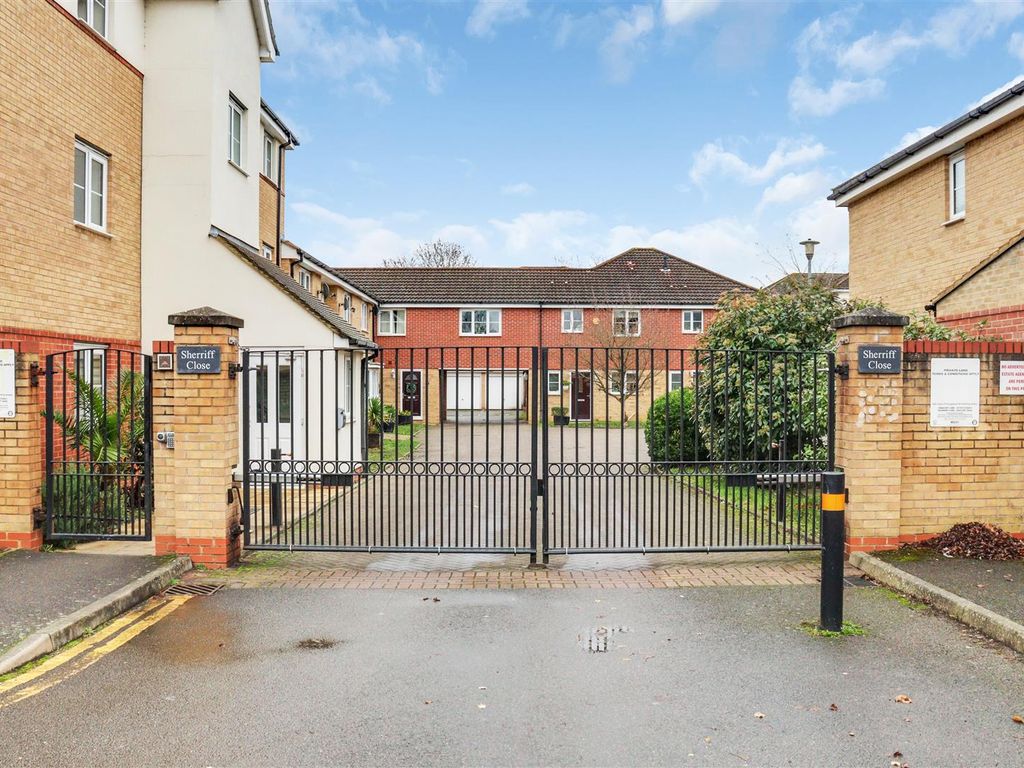 2 bed flat for sale in Sherriff Close, Esher KT10, £350,000 Zoopla