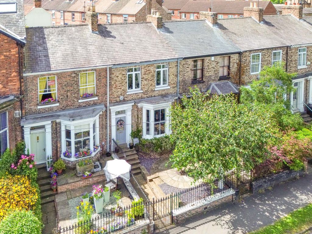 2 bed terraced house for sale in Huntington Road, York YO31, £450,000