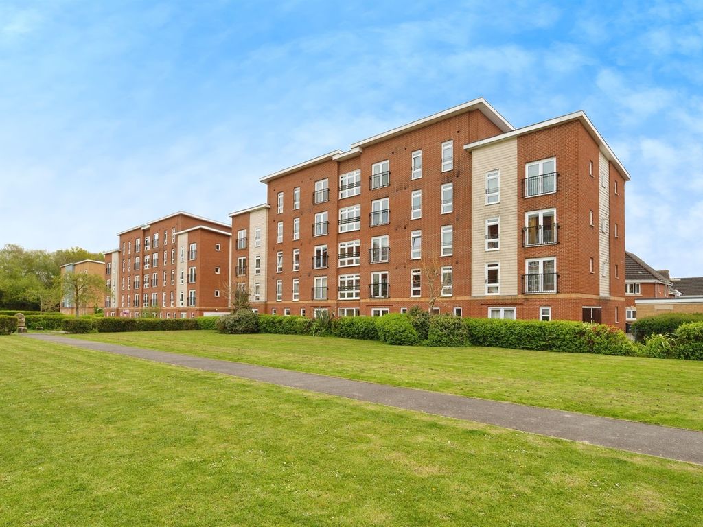 2 bed flat for sale in Little Hackets, Havant PO9, £150,000 Zoopla