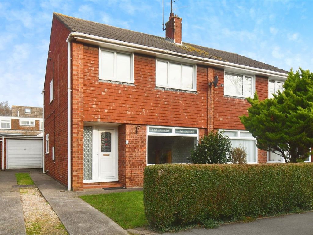 3 bed semidetached house for sale in Highfield Close, SuttonOnHull