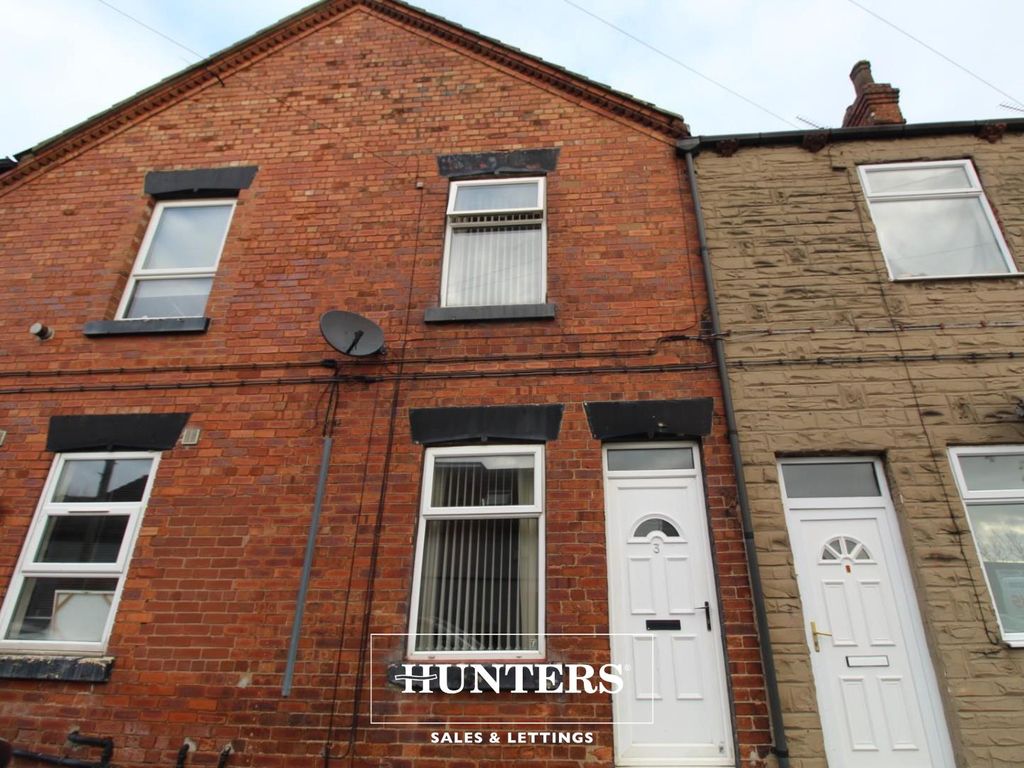 2 bed terraced house to rent in Regent Street, Featherstone WF7, £695