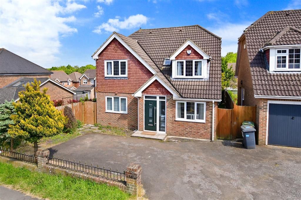 4 bed detached house for sale in Robin Hood Lane, Walderslade, Chatham