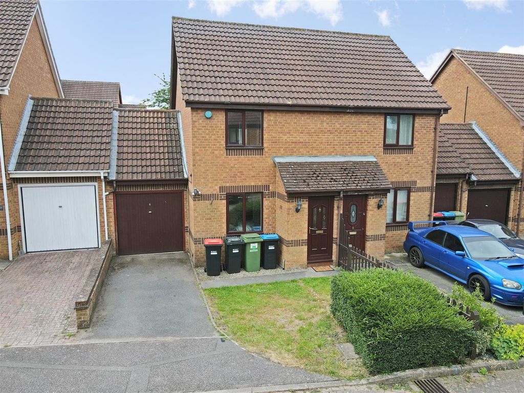 2 bed semidetached house for sale in Sunbury Close, Bradville, Milton