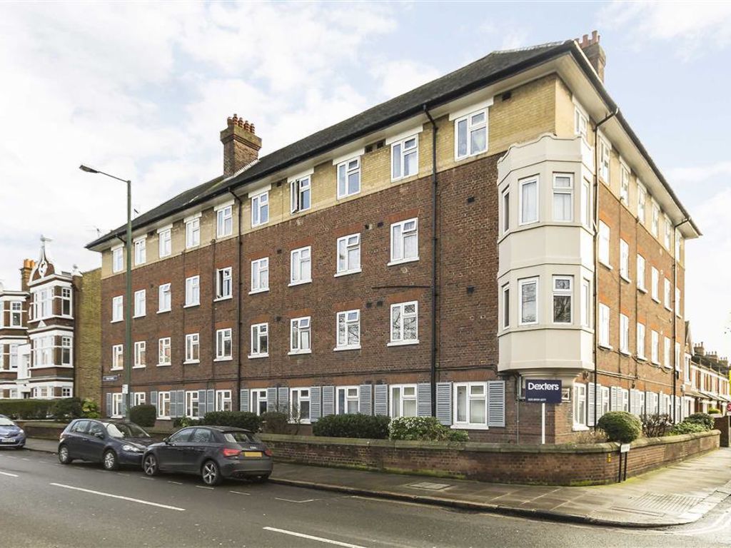 3 bed flat to rent in Mortlake High Street, London SW14, £2,100 pcm