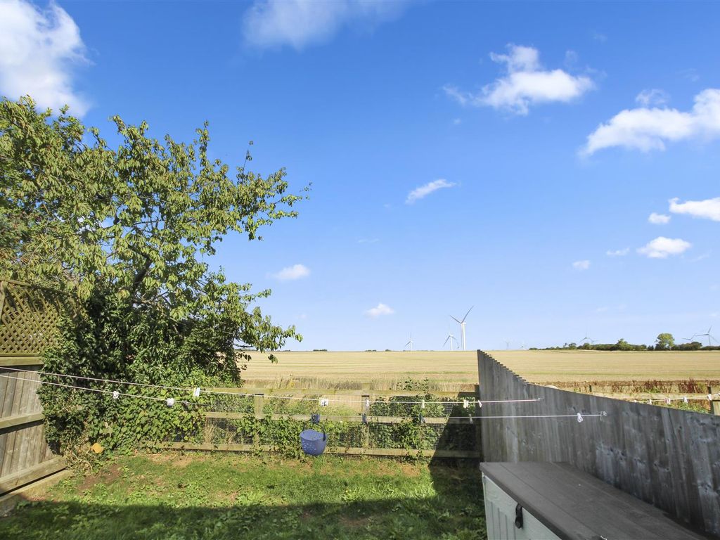 4 bed semidetached house to rent in Well Spring Close, Finedon