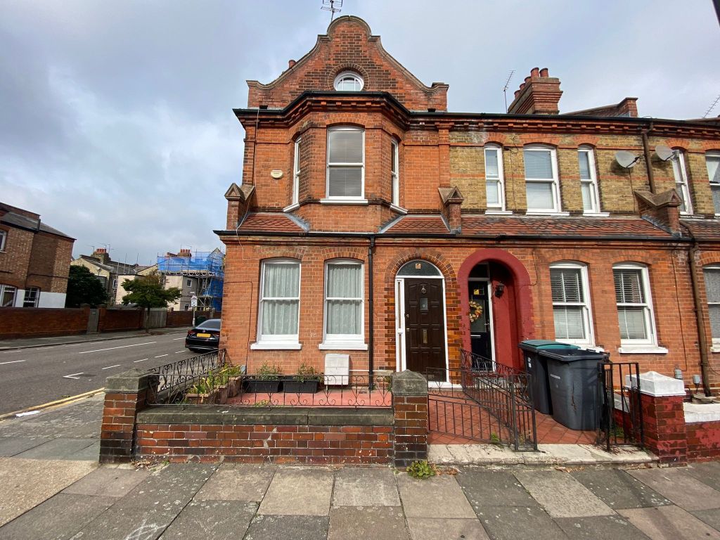 3 bed end terrace house to rent in Lymington Avenue, London N22, £2,300