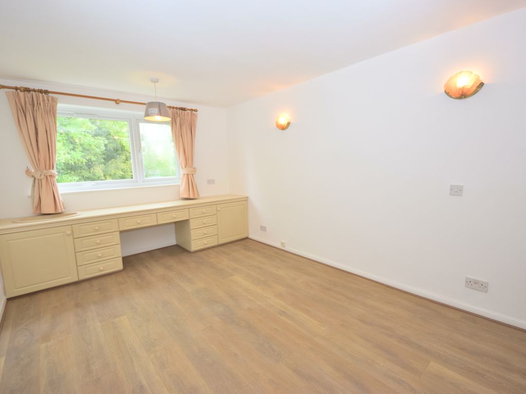2 bed flat to rent in Green Hill, Buckhurst Hill IG9, £1,500 pcm Zoopla