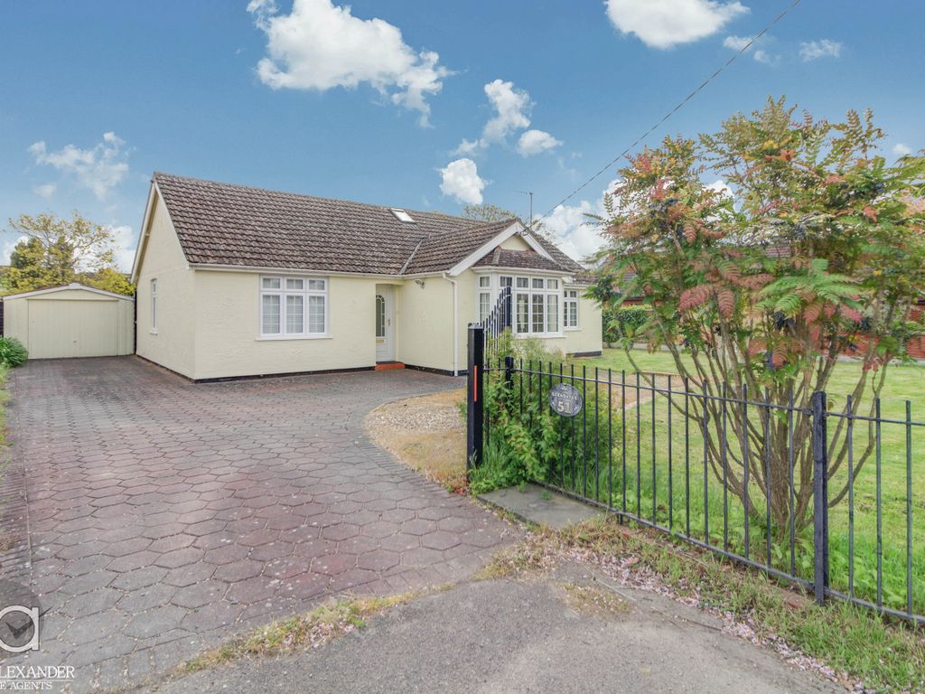 3 bed detached bungalow for sale in Maldon Road, Tiptree, Colchester