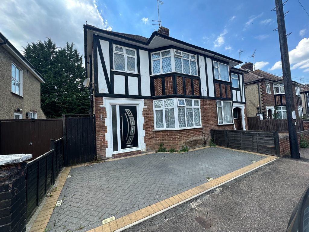 3 bed semidetached house for sale in Rosslyn Crescent, Luton LU3 Zoopla