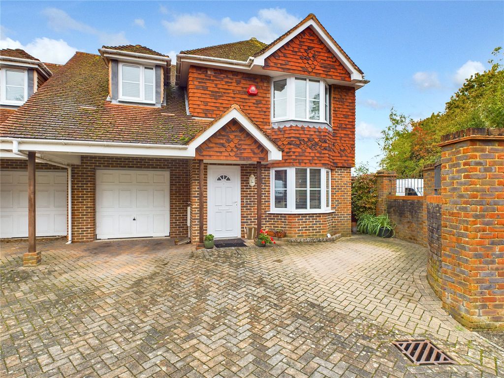 3 bed linkdetached house for sale in Sunleigh Court, Western Road
