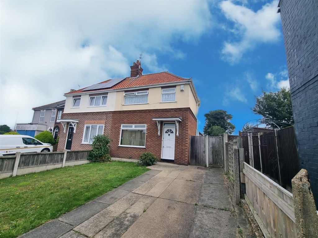 3 bed semidetached house for sale in Beccles Road, Gorleston, Great