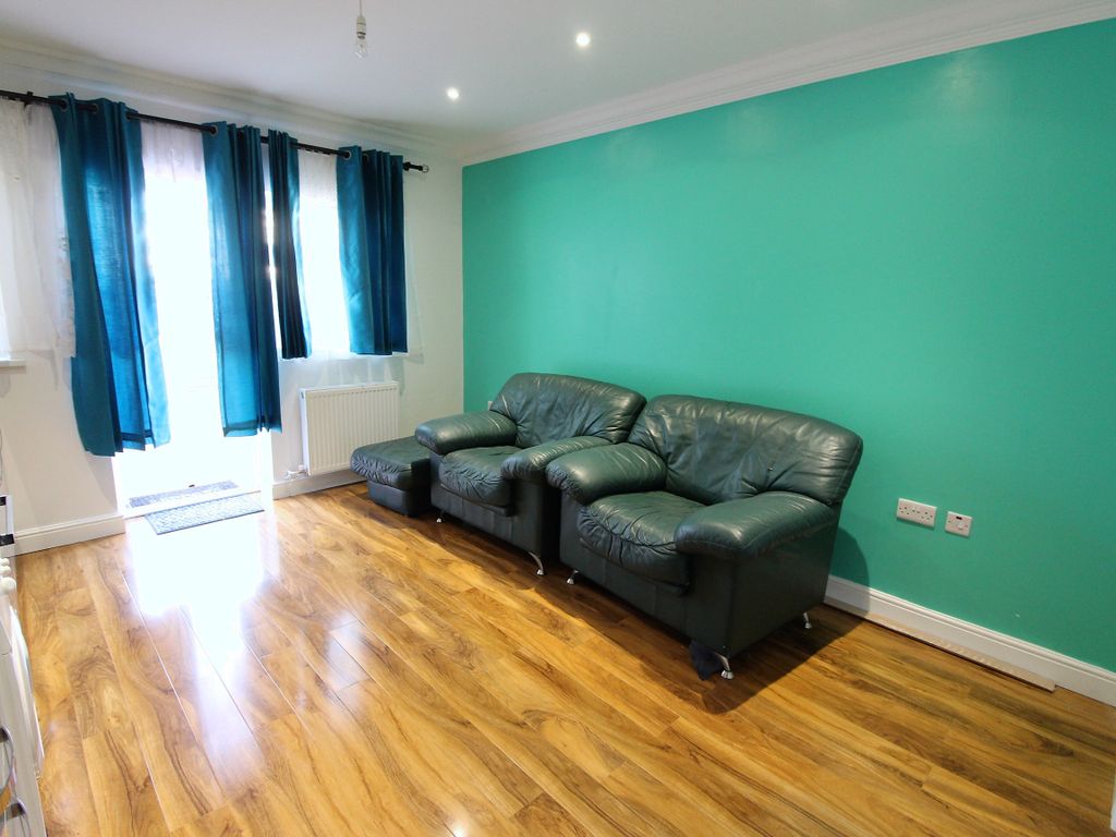 1 Bed Flat To Rent In Temple Avenue Dagenham RM8 Zoopla