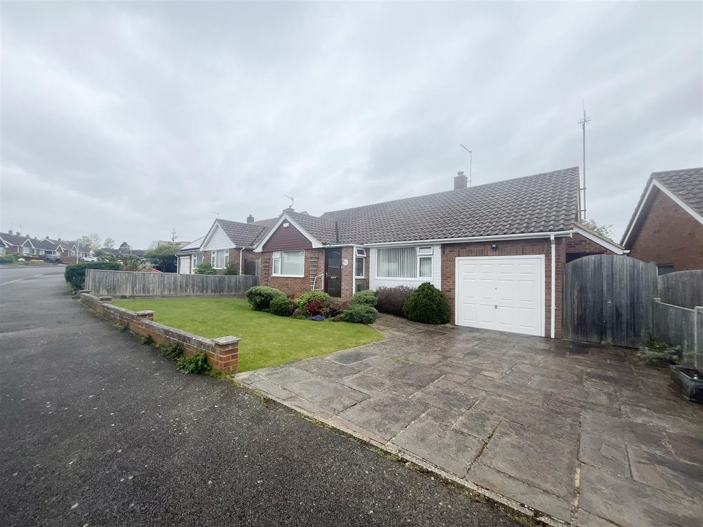 2 bed detached bungalow for sale in Denbeigh Drive, Tonbridge TN10, £